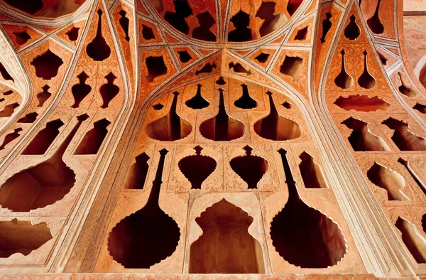 Decoración del palacio histórico Ali Qapu con paredes talladas en tema músico — Foto de Stock