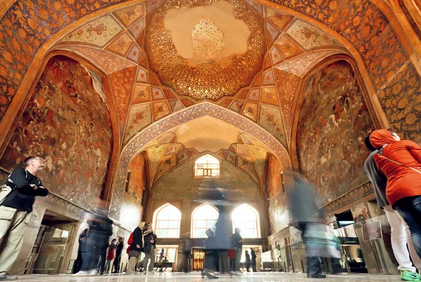 Közönség a turisták belül a történelmi hall freskó-palota Chehel Sotoun Iszfahánban. — Stock Fotó