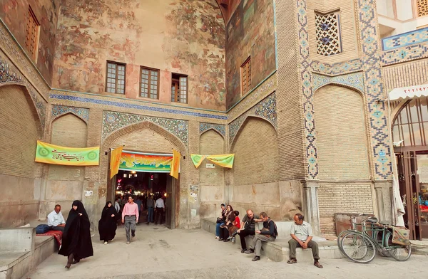 Vele klanten en vrouwen in traditionele hijab wandelen baksteen in de buurt van gebouw van de oude markt — Stockfoto