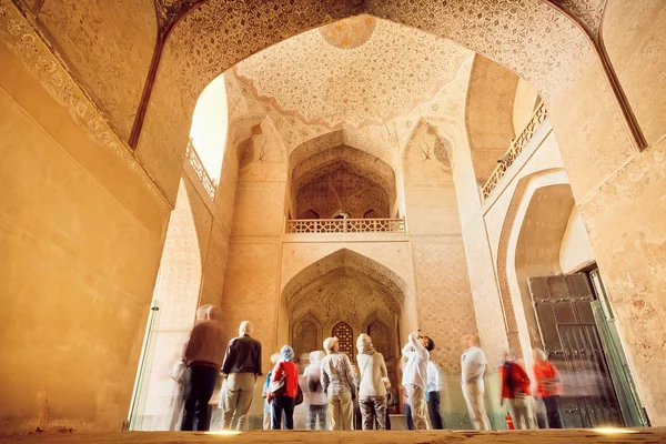 Veel toeristen kijken naar oude interieur van het paleis Ali Qapu in Isfahan. — Stockfoto