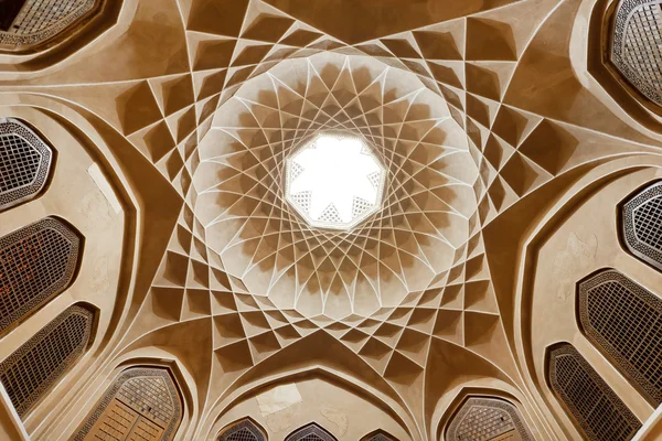 Hagyományos perzsa építészeti stílus történelmi ház stukkós mennyezet — Stock Fotó