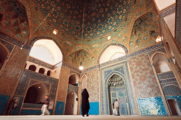 Oudperzisch moskee en mensen bidden binnenkant van betegelde hall — Stockfoto