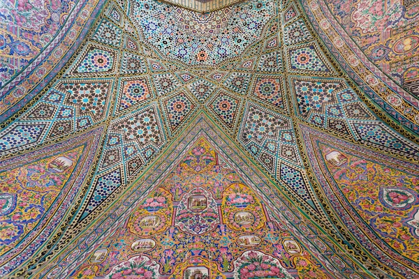 Motifs persans sur le mur carrelé de la mosquée Nasir ol Molk avec des œuvres d'art traditionnelles — Photo