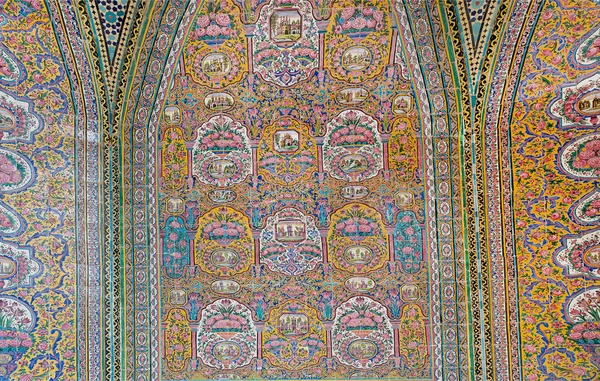 Vieilles tuiles avec des motifs rétro à l'intérieur de la mosquée Nasir ol Molk avec des œuvres d'art traditionnelles — Photo