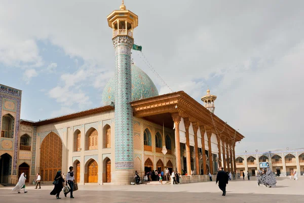 Oude moskee Shah Cheragh met minaret en gebeden rondlopen, stad Shiraz, Iran — Stockfoto