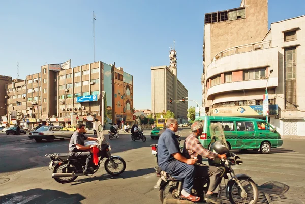 Tráfico de la ciudad con muchas bicicletas en la concurrida calle de la capital iraní Teherán —  Fotos de Stock