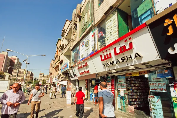 Clientes apresurados paseando por tiendas electrónicas y tiendas de la capital iraní Teherán —  Fotos de Stock