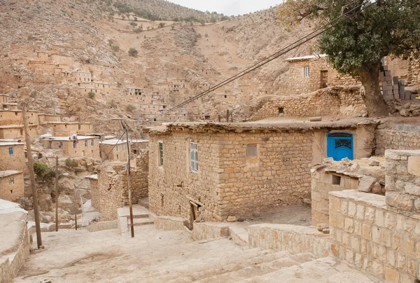 Paesaggio rurale con case in mattoni nel villaggio di montagna Palangan, Iran — Foto Stock