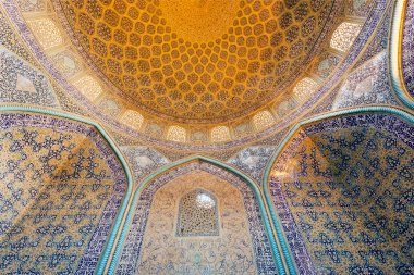 Antik Pers Camii ile geleneksel iç tavan döşenir ve İran'da kemerler