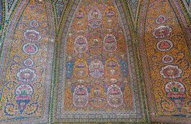 Eski fayans Camii Nasir ol Molk, Isfahan içinde Pers desenleri ile. Geleneksel sanat eserleri