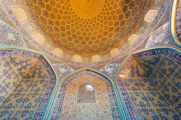 Intérieur de l'ancienne mosquée persane avec plafond traditionnel en tuiles et arches en Iran — Photo