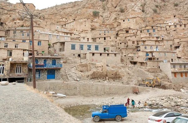 Voitures et villageois de la petite ville de Palangan avec des maisons d'argile et de briques dans les montagnes — Photo