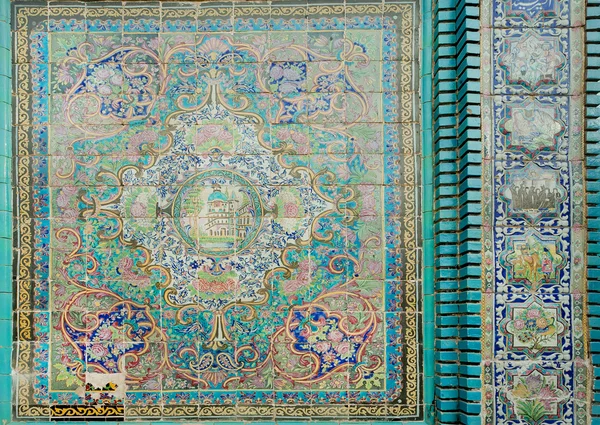 Old tiles with traditional Persian patterns on historical mosque of Iran — Stock Photo, Image