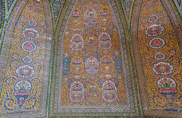 Antiguos azulejos con patrones persas dentro de la mezquita Nasir ol Molk, Isfahan. Obras de arte tradicionales — Foto de Stock