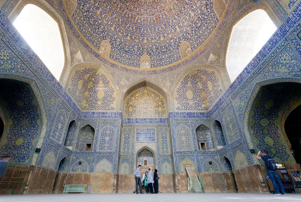 Tourists watching great artworks with tiles of historical persian mosque — Stock Photo, Image