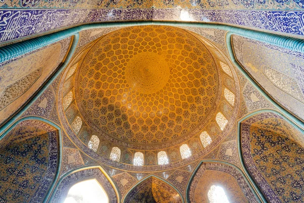 Dome binnen de oude Perzische moskee met traditionele betegelde plafond en bogen — Stockfoto