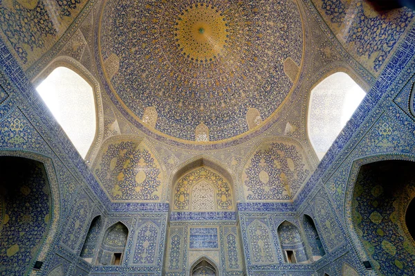 Patterned arches and huge dome inside the ancient persian mosque — Stock Photo, Image