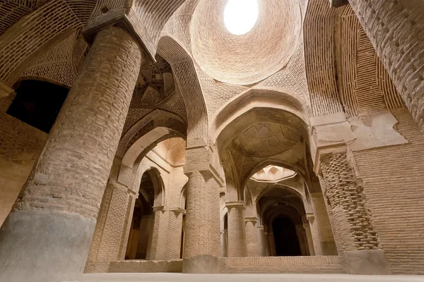 Daylight from ceiling of historical Jameh Mosque of Isfahan, Iran. Example of Islamic culture — Stock Photo, Image