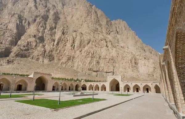 Historical hotel courtyard past mountain in Iran. Caravanserai structure — Stock Photo, Image