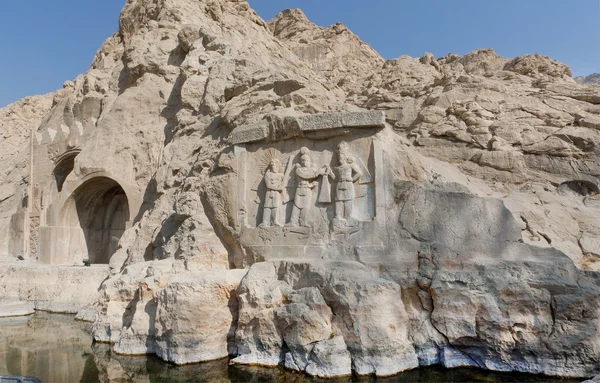 Göl çevresinde Kermanshah - tak-ı Bostan İran'ın eski kabartma. — Stok fotoğraf