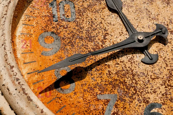 Fundo retro com relógios de parede antigos e rústicos. Conceito de tempo . — Fotografia de Stock