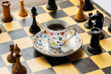 Taktik ve strateji kavram modern yaşamın. Satranç tahtası üzerinde kahve