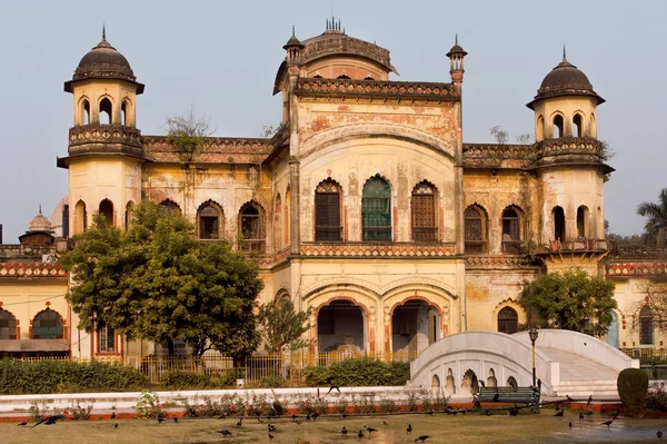 Gamla väggar av byggnad i Mughal arkitektoniska stilen i Lucknow, Indien. — Stockfoto