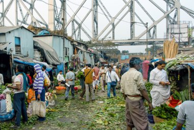 Alıcı ve tüccarlar popüler Mullik Ghat çiçek pazarı, Kalküta