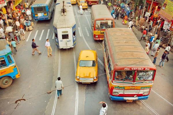 Движение транспорта по улице с желтым такси посол, трамвай и общественные автобусы в час пик — стоковое фото