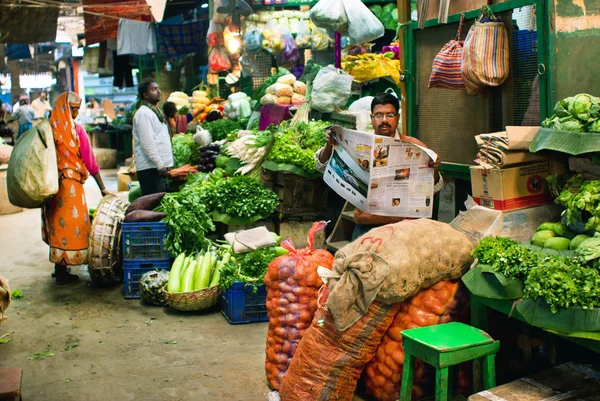 Mercado con comestibles frescos y clientes pobres de la ciudad india — Foto de Stock