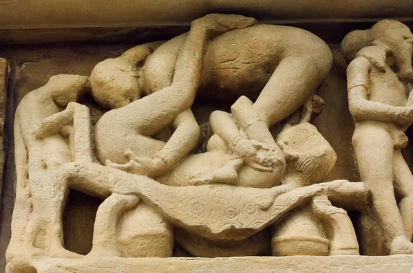 Pareja enamorada teniendo sexo en piedra alivio del famoso templo Khajuraho, India. Patrimonio de la UNESCO — Foto de Stock