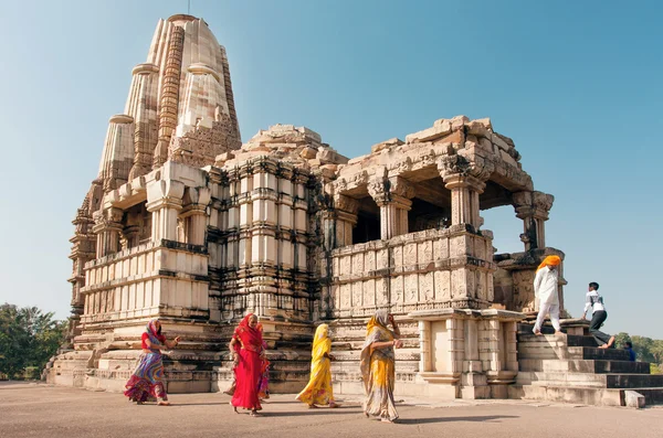 Donne in abiti da sari indiani che guardano templi indù nel Madhya Pradesh. Patrimonio Mondiale UNESCO — Foto Stock