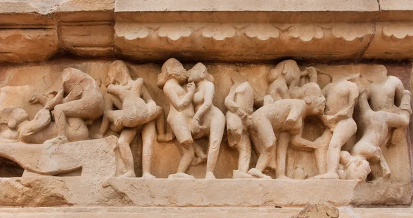 Scen av kärlek med älskare i sexuella positioner på sten basrelief Khajuraho tempel, Indien. UNESCO världsarv — Stockfoto