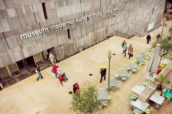 Personnes se promenant autour Musée d'Art Moderne avec café en plein air dans le Museumsquartier — Photo