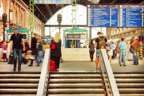 Crowd of people on stairs of Keleti railway station waiting for the train departure — Stock Photo, Image