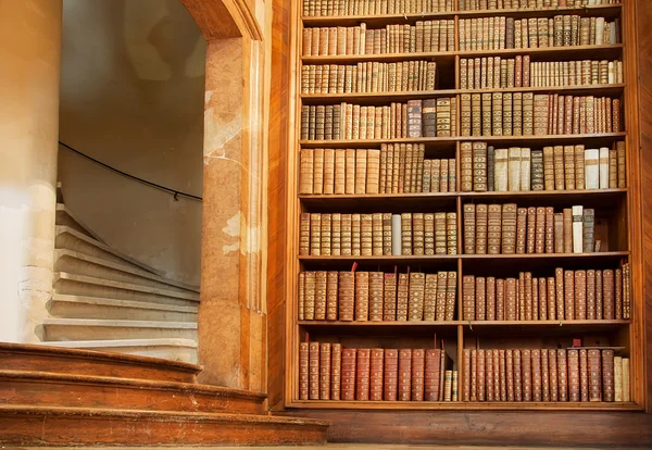 Trappen en boekenkast in historische gebouw van de Österreichische Nationalbibliothek — Stockfoto