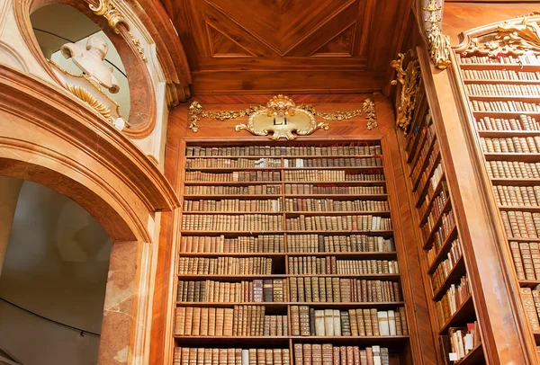 Mobiliário e estante de madeira no interior do edifício da Biblioteca Nacional Austríaca — Fotografia de Stock