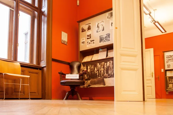 Office, nörolog 47 yıldır yaşadığı ile Sigmund Freud psikanalizin kurucusu müzenin iç — Stok fotoğraf