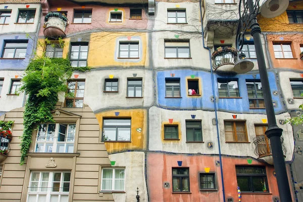 Surrealistiskt lägenhetshus byggt med begreppet österrikisk konstnär Hundertwasser — Stockfoto
