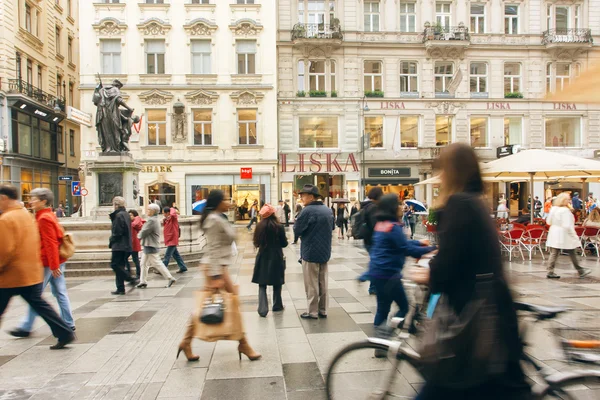 Folle di uomini d'affari e turisti che corrono sulla vecchia strada della città — Foto Stock