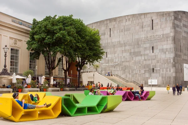 Les gens se relaxent sur des bancs modernes devant le MUMOK, Musée d'Art Moderne de Vienne — Photo