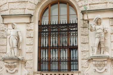 Taş guard ve asker Viyana merkezinin tarihi bina kabartma heykel.