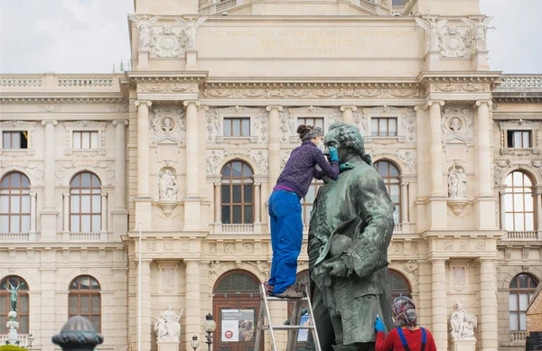 Trabalhadores limpando monumentos antigos em frente ao Museu Kunsthistorisches — Fotografia de Stock