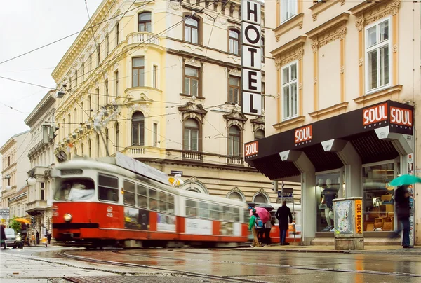 Şehir yol yağmur ve acele tramvay eski evlerin arasında sonra — Stok fotoğraf