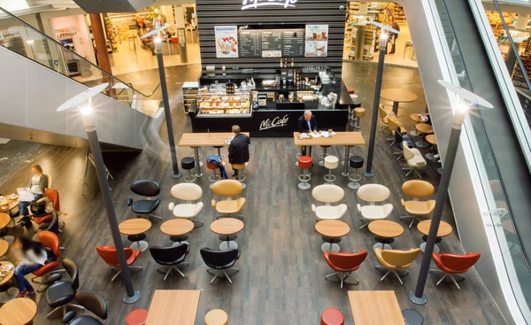 Interno del caffè della città all'interno del centro commerciale moderm con i clienti — Foto Stock