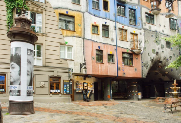 Avusturyalı ressam Hundertwasser kavramı garip yapısı ile sokak — Stok fotoğraf