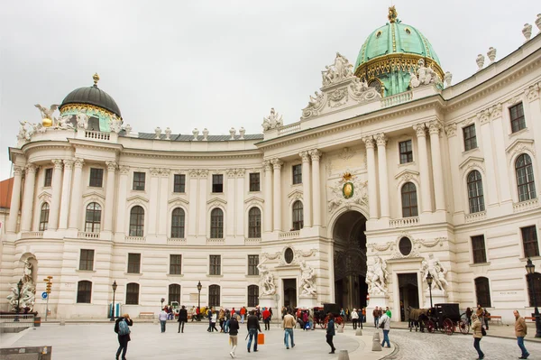 Portas históricas na cidade velha com multidão de pessoas caminhando em Viena — Fotografia de Stock