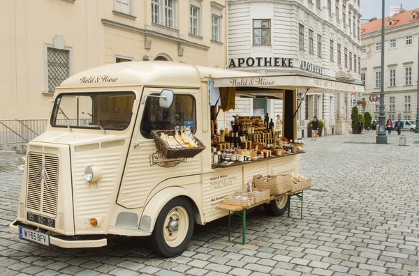 Vintage auto met handelaars Showcase, voedsel en cosmetica te koop buiten — Stockfoto