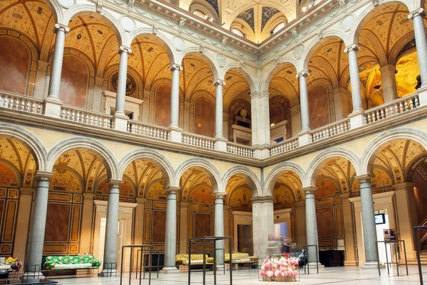 Intérieur de la cour du Musée des Arts Appliqués avec colonnes et canapés en pierre — Photo