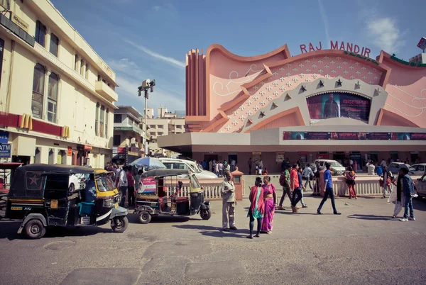 Pessoas que vão a um famoso cinema Raj Mandir — Fotografia de Stock